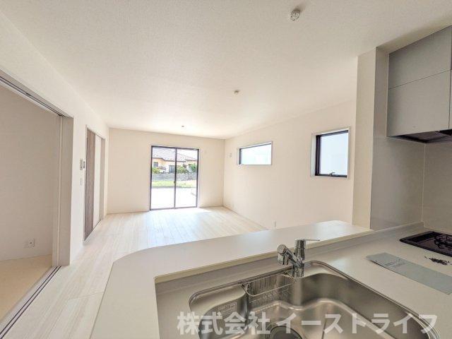 【新築戸建】　いわき市平下平窪3期　全3棟　長期優良住宅　の居間・リビング|3号棟写真　キッチンからリビングへの視線画像です。リビングを見渡せるので小さなおこだまやペットがいるご家庭に人気の間取りです。