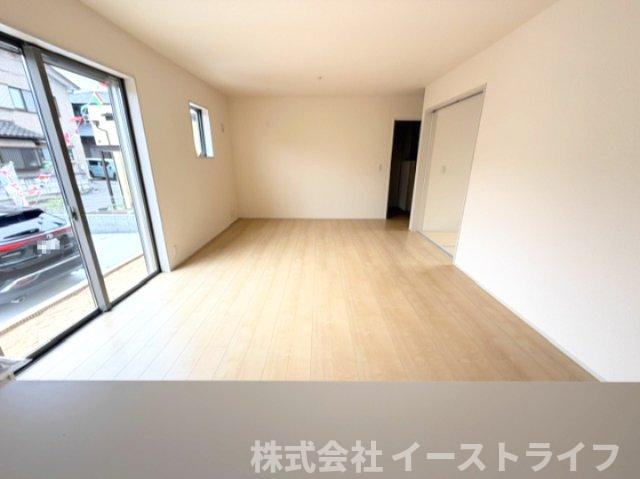 【新築戸建】　いわき市平下平窪3期　全3棟　長期優良住宅　の居間・リビング|同社施工写真　キッチンからリビングへの視線画像です。リビングを見渡せるので小さなおこだまやペットがいるご家庭に人気の間取りです。