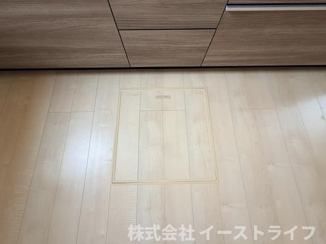 【新築戸建】　いわき市平下平窪3期　全3棟　長期優良住宅　の収納|同社施工写真　キッチンには床下収納があります。食材、飲料のストックや調理器具など、生活感の出るものを隠して収納可能です。また、温度変化が比較的少ないため、常温保存の野菜や果実酒などの保管に最適です。