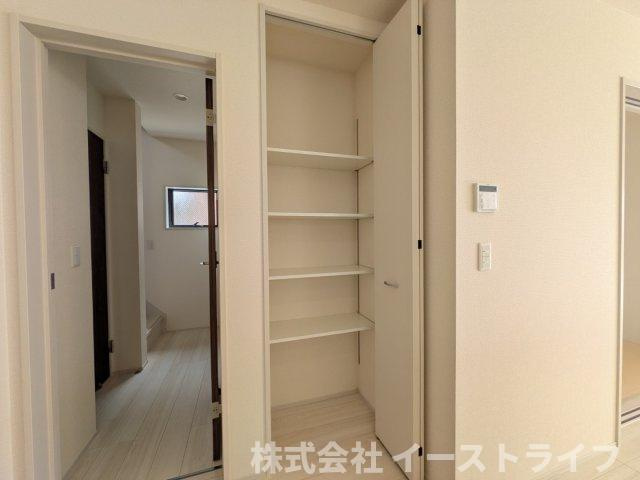 【新築戸建】　いわき市平下平窪3期　全3棟　長期優良住宅　の収納|同社施工写真　キッチンには床下収納があります。食材、飲料のストックや調理器具など、生活感の出るものを隠して収納可能です。また、温度変化が比較的少ないため、常温保存の野菜や果実酒などの保管に最適です。