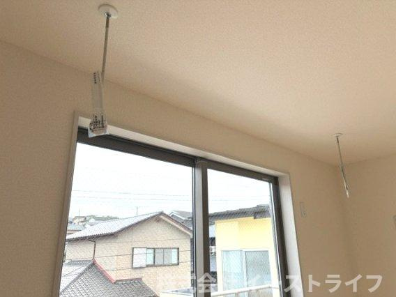 【新築戸建】　いわき市平下平窪3期　全3棟　長期優良住宅　のその他|同社施工写真　室内物干しがついていて、花粉の季節や雨が多い時期に役立ちます。