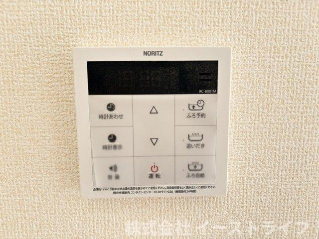 【新築戸建】　いわき市平下平窪3期　全3棟　長期優良住宅　の発電・温水設備|同社施工写真　リビング内給湯器リモコンです。