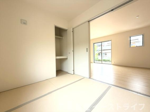 【新築戸建】　いわき市平下平窪3期　全3棟　長期優良住宅　の和室|同社施工写真　お部屋でゆったりとした時間を過ごしたい人には、畳がある和室がオススメ。
畳は楽な体勢で過ごせ、リラックスさせる効果のあるい草の香りなど、ゆったりとくつろぐための様々な魅力を備えています。