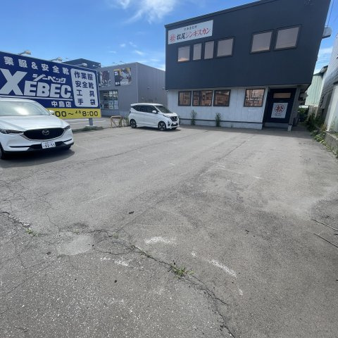室蘭市中島町４丁目５−６テナントの駐車場
