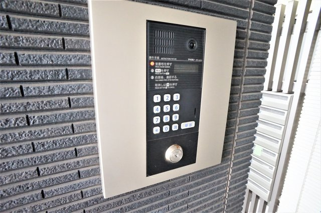アイリスのエントランス|オートロック完備で安心ですね