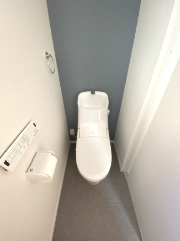 北区大将軍東鷹司町中古戸建のトイレ|落ち着いた色調のトイレです