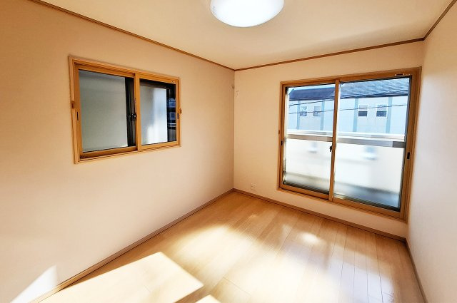 堺市南区御池台４丁の子供部屋|洋室3約6帖：南向きバルコニーに面しており日当り良好です。