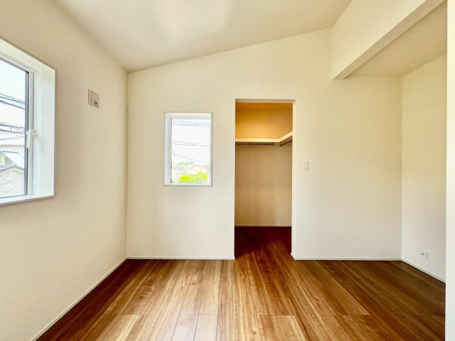 【仲介手数料無料】三芳町北永井３期―新築分譲住宅―全18棟販売　９棟の洋室|心地よい空間が広がる居室で、ゆったりとした時間を過ごせます。豊富な収納スペースが、生活をすっきりと整えます。