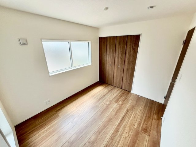 【仲介手数料無料】三芳町北永井３期―新築分譲住宅―全18棟販売　９棟の洋室|朝日が差し込み、風が抜ける洋室。バルコニーと隣接した設計が、明るさと開放感を最大限に引き出します。