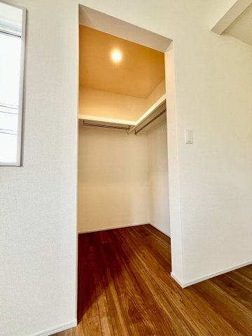 【仲介手数料無料】三芳町北永井３期―新築分譲住宅―全18棟販売　９棟の収納|たくさんの洋服をかけてもシワになりにくい大きめなクローゼット。洋服以外にも、普段使わない家電やスーツケース、ストック品など何でも片付く嬉しい空間です。