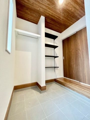 【仲介手数料無料】三芳町北永井３期―新築分譲住宅―全18棟販売　９棟の収納|来客用と家族用で動線を分けられるマルチエントランス。生活感を見せずにスッキリ迎えられ、荷物の出し入れもスムーズ。毎日の暮らしがより快適になる便利な玄関です。
収納スペースも充実しております！！