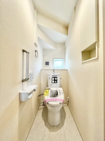 【仲介手数料無料】三芳町北永井３期―新築分譲住宅―全18棟販売　９棟のトイレ|今では欠かすことのできない高機能シャワートイレ。トイレは2カ所あるので朝の混雑時にも安心です。