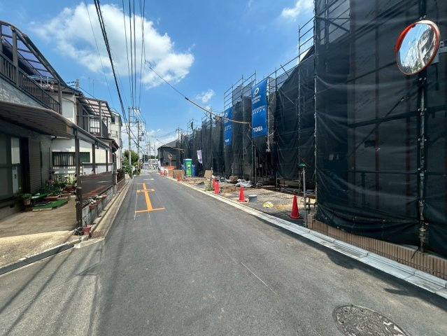 【仲介手数料無料】三芳町北永井３期―新築分譲住宅―全18棟販売　９棟の前面道路含む現地写真|光と風が入り込む贅沢なゆとり空間。明るく暖かい日差しがさんさんと降り注ぎ、豊かな緑も享受できる至極の立地です。穏やかな街並みを一望しながら、爽やかな風と柔らかく降り注ぐ陽光を感じて頂けます。