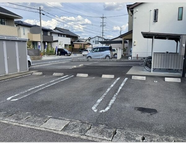 セジュール鷹匠の駐車場
