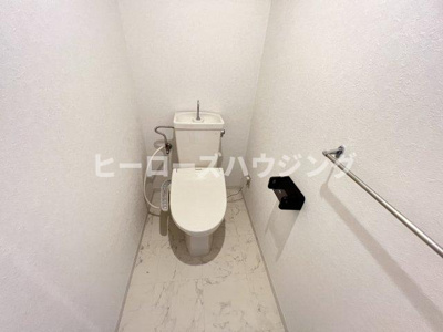 【トイレ】 | ファミーユ | ※同タイプの写真となり、実際のお部屋とは異なる場合があります