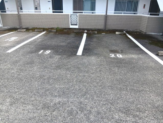 ハイツ鹿持の駐車場|車をお持ちの方に嬉しい駐車場付きの物件です