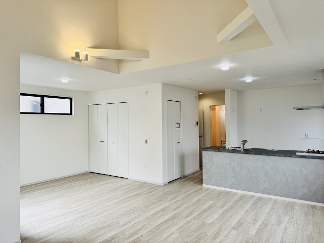 八王子市　本町　新築一戸建て　５期の内装|～2階22.7帖の明るく開放感のあるLDK、家族団欒の時間をお過ごしいただけます～