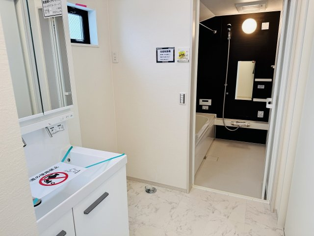 八王子市　本町　新築一戸建て　５期の脱衣所|～窓付きで明るい洗面所　換気もしやすいです～