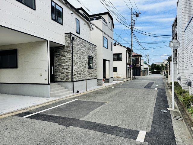 八王子市　本町　新築一戸建て　５期の前面道路含む現地写真|～東側6ｍ道路　駐車もしやすいです～