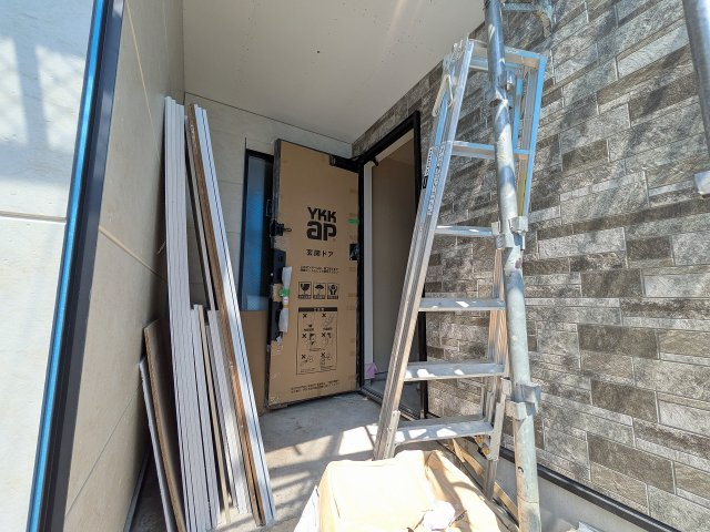 八王子市　本町　新築一戸建て　５期の玄関|～玄関は安心のWロックキーを採用　雨の日でも出入りしやすい広めの玄関ポーチ～