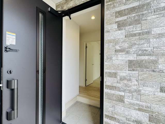 八王子市　本町　新築一戸建て　５期の玄関|～玄関は安心のWロックキーを採用　雨の日でも出入りしやすい広めの玄関ポーチ～