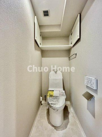 ヴェラハイツ葛西のトイレ|【トイレ】 収納スペースをしっかりと確保した温水洗浄便座機能付きトイレ。温水洗浄便座は清潔にお使いいただくための大切なアイテムです。