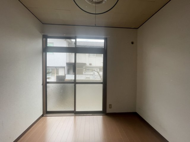 宮上町一丁目貸家の洋室