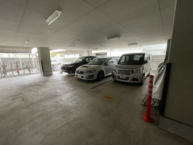 アーデン新大阪の駐車場