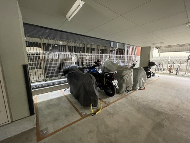 アーデン新大阪の駐車場