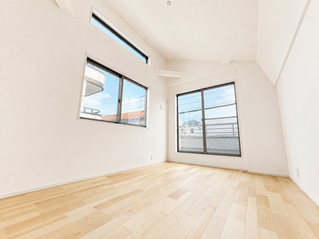 葛飾区東新小岩6丁目新築戸建て【全2棟】の洋室|天井高を活かした、のびやかなプライベート空間。