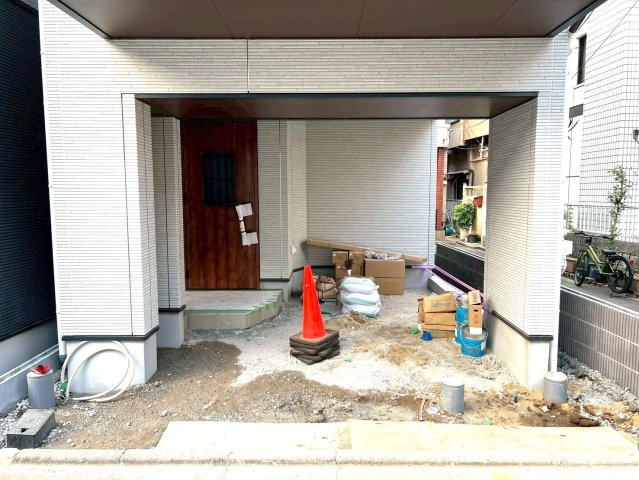 葛飾区東新小岩6丁目新築戸建て【全2棟】の駐車場|住まいと一体化したビルトインガレージが、快適でスマートな暮らしを演出します。