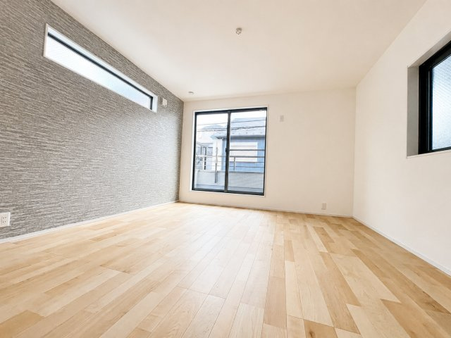 葛飾区東新小岩6丁目新築戸建て【全2棟】の居間・リビング|上質なアクセントクロスが、空間にワンランク上の彩りを添えます。