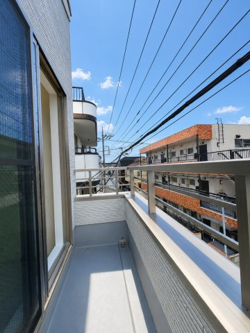 葛飾区東新小岩6丁目新築戸建て【全2棟】のバルコニー|爽やかな風と陽光に包まれる、開放感あふれるバルコニー。