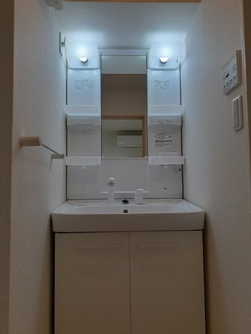 ゆったりとスペースのある洗面所