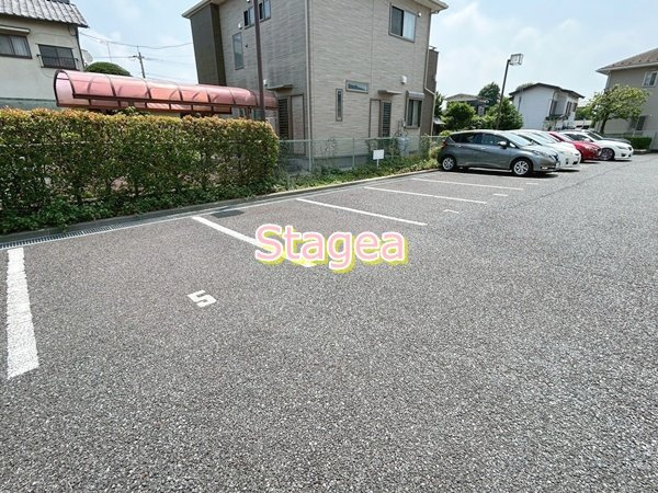 フルーヴの駐車場