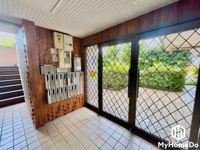 ユーハウス喜多山のエントランス|上質な素材と洗練されたデザインが織りなすエントランス。住まう人の誇りを感じさせる、優雅な迎えの空間。