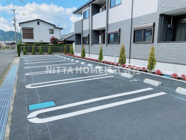 メゾン　モンターニュの駐車場|敷地内に駐車場があります☆彡