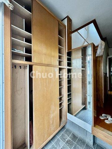 台東区清川2丁目中古住宅の玄関|【玄関】玄関には大型のシューズクローゼットを設置しておりますのでいつでもスッキリりとした空間を保てます。玄関周りを清潔に使うのはとても大事なことですよね。