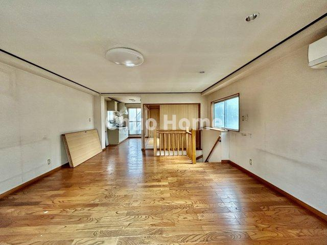 台東区清川2丁目中古住宅の居間・リビング|【居間・リビング】「ＬＤＫは家族団らんをデザイン」広いＬＤＫでは家族が集まり一緒の時間を過ごせる工夫がされております。何気ない一日の当たり前のひとコマがいつか一生の宝物になります
