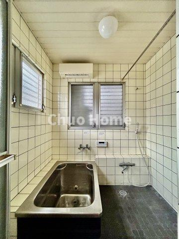 台東区清川2丁目中古住宅の浴室|【バスルーム】暖房換気乾燥機付きシステムバスルーム。暖房・冷風・換気・乾燥など、毎日を快適に過ごせるうれしい機能が揃っています。雨の日の洗濯物も安心です。