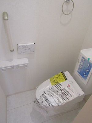 【トイレ】 | ブルーミングガーデン甲府市宮原町　1号棟 | 落ち着いた色調のトイレです
