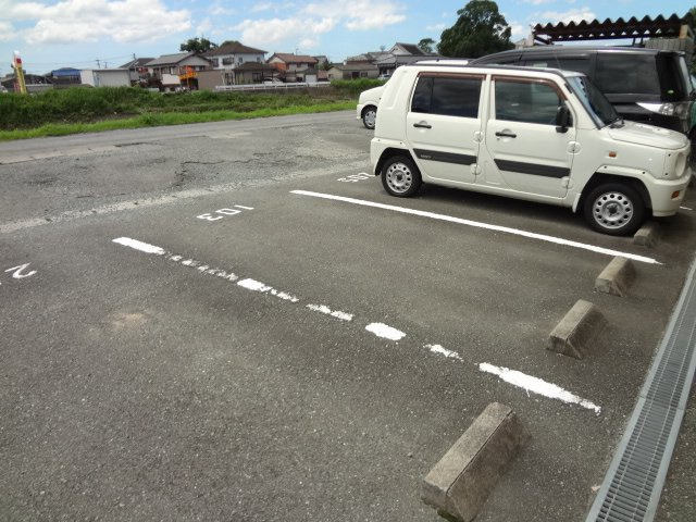 クレール大善寺【キャッシュバック対象物件】の駐車場|カースペースがあります
