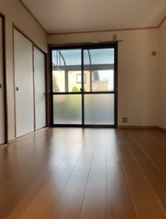 クレール大善寺【キャッシュバック対象物件】の居間・リビング|こちらのリビングで趣味の時間をお楽しみください
