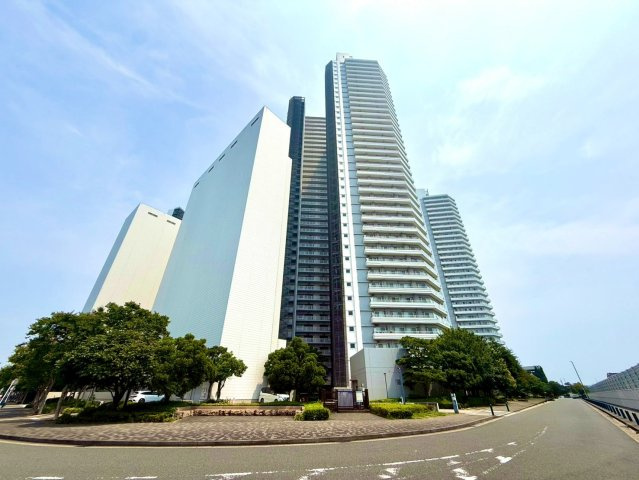 コットンハーバータワーズベイウエストの外観|街並みに調和しながらも存在感を放つ佇まい。