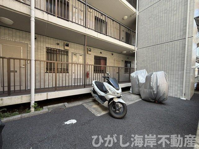 クリオ平塚2番館の駐車場|敷地内バイク置場