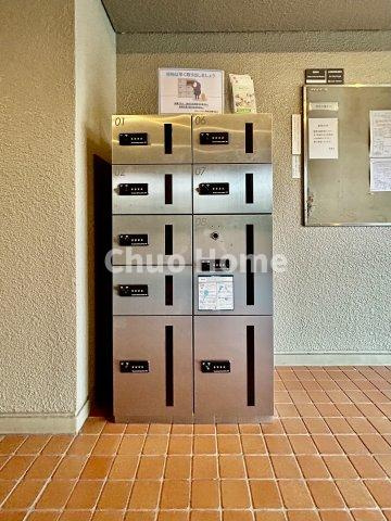 サニーハウス木場公園の設備|【宅配ボックス】在宅時・不在時に関わらず、居住者の代わりに非対面で宅配物を受け取ってくれる便利な設備です。わかりやすくご説明致しますので見学時にはお部屋だけではなく共用部分もぜひチェックしてください。
