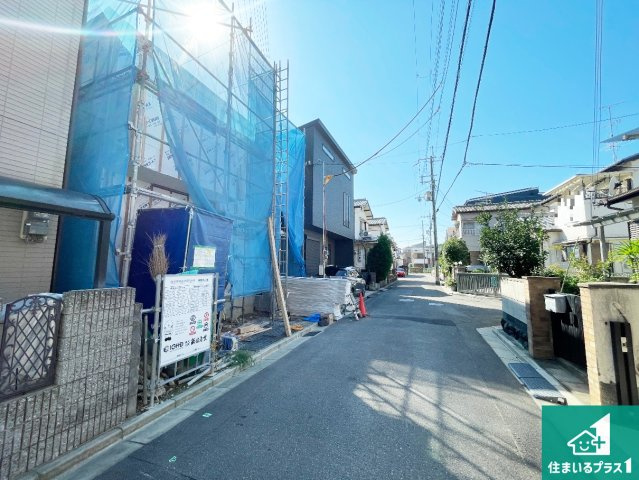 高槻市春日町　新築一戸建ての前面道路含む現地写真|周辺は閑静な住宅街です。前面道路もしっかりと有りますので車の出し入れも安心ですよ！