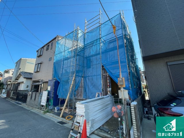 高槻市春日町　新築一戸建ての外観|周辺は落ち着いた街並みの住宅地！子育てがしやすい住環境です！まだ未完成ですが、現地でしかわからない事もございます。是非一度ご覧ください。