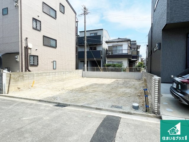 高槻市春日町　新築一戸建ての外観|周辺は落ち着いた街並みの住宅地！子育てがしやすい住環境です！まだ未完成ですが、現地でしかわからない事もございます。是非一度ご覧ください。