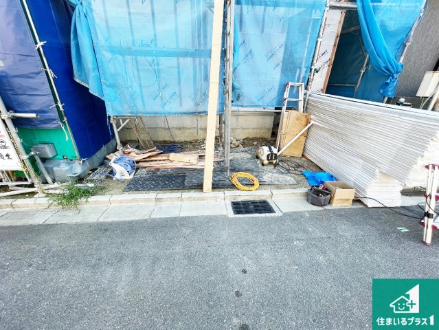 高槻市春日町　新築一戸建ての外観|周辺は落ち着いた街並みの住宅地！子育てがしやすい住環境です！まだ未完成ですが、現地でしかわからない事もございます。是非一度ご覧ください。